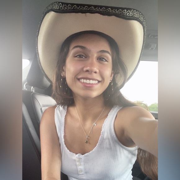 Meet your Posher, Bella - Picture 2 of 5